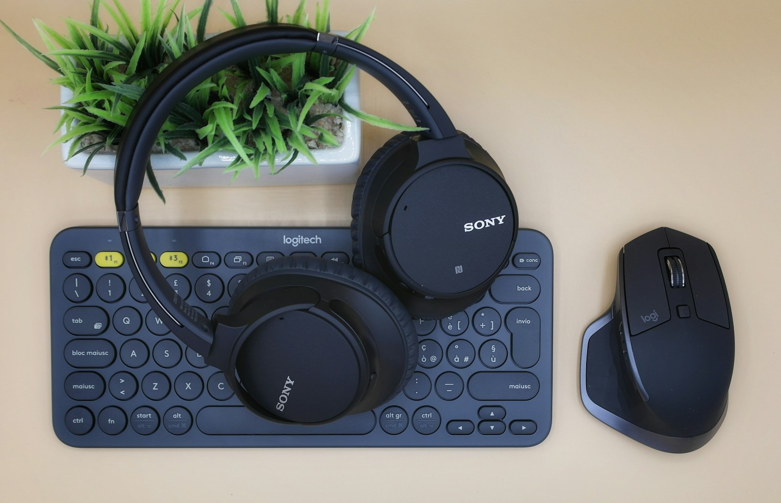 Clavier, casque d'écoute et souris — du matériel électronique prêt pour une seconde vie
